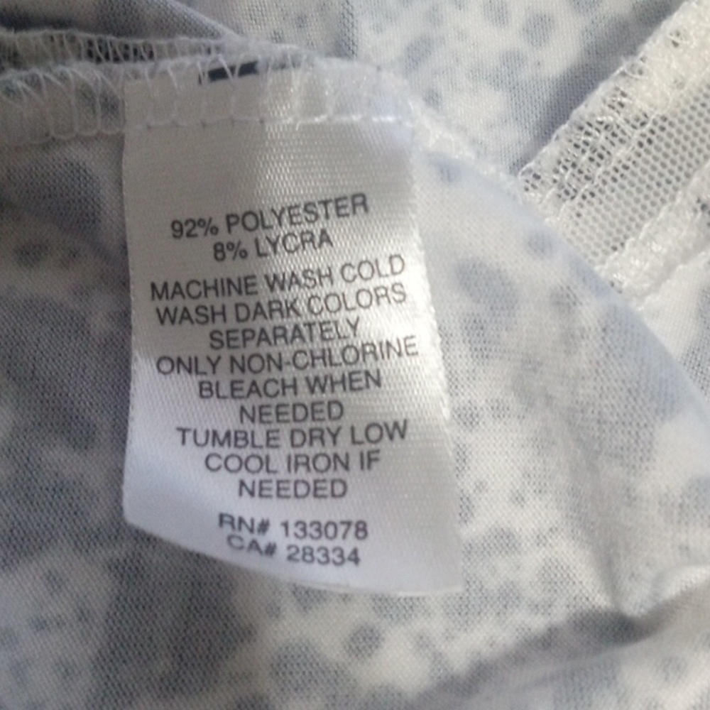 Lucky in Love Women's V-Neck Tee Size Large - Picture 6 of 6